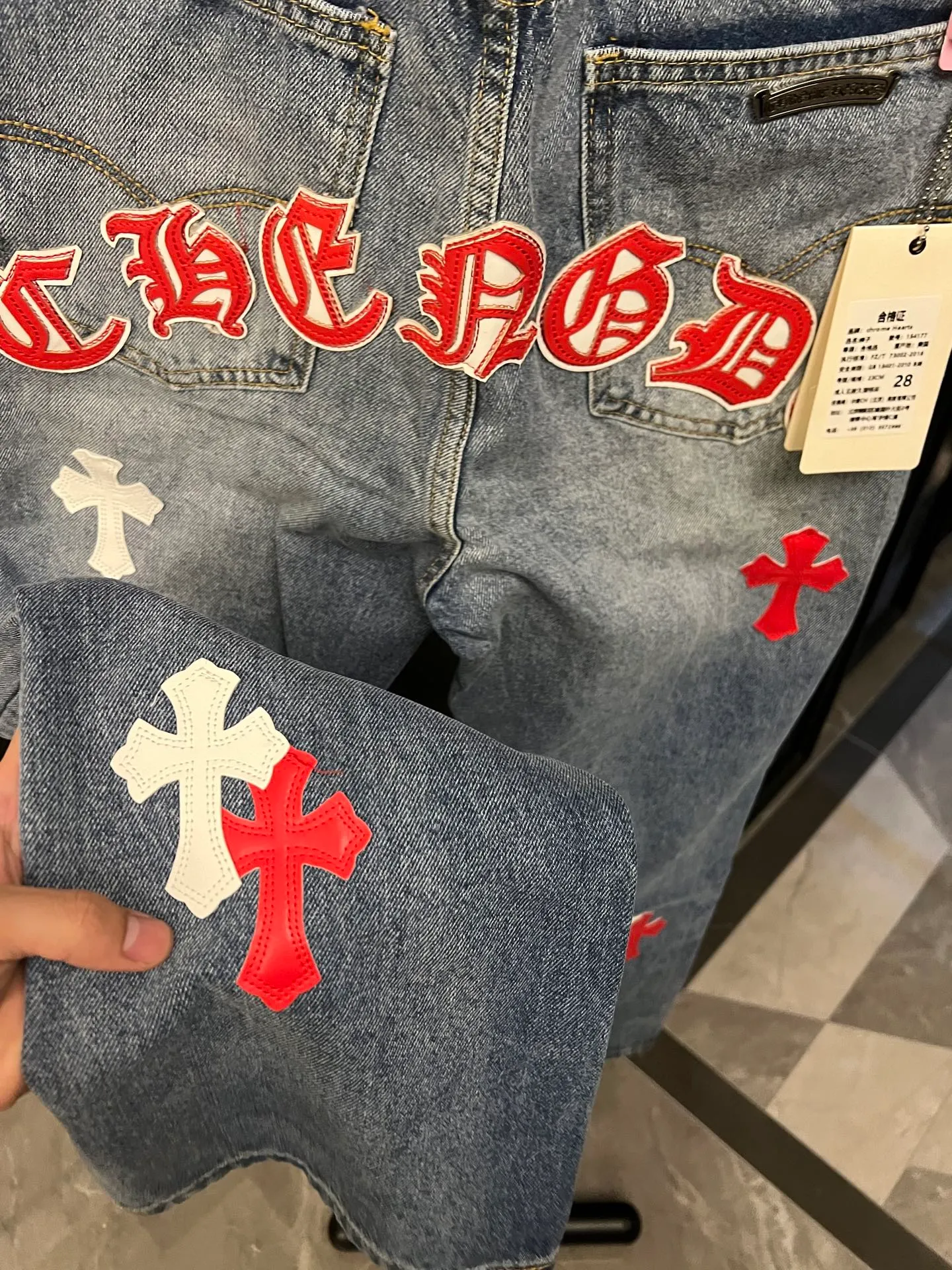 P260 [Next day] Chrome Hearts/Chrome Hearts 25FW CH Overseas Customized Limited Series Sanskrit Cross Patch Leather Jeans (Blue) Blue and Red Color Matching - Customized Limited Edition Trendy players, Chrome Hearts limited edition jeans are now available!  The unique color scheme is like the intertwining of vitality and romance of Hong Kong. The three-dimensional letters between the hips seem to tell the story of the city. The customized hardware, the three-dimensional and thick cross stamens, and the hand-cut leather washers make the details full of luxury.  Handcrafted and made of environmentally friendly materials, comfort and quality coexist. Owning it is not only an outfit, but also a status symbol. Globally limited edition, don’t miss it. Look for the exact version.  Size: 28 30 32 34 (corresponding to s-xl) Detailed size can be found in Figure 9